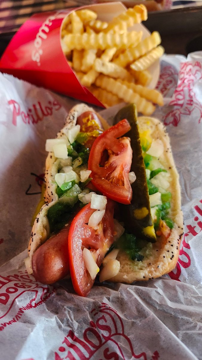 I was clearing out pics from the weekend and had to run this one back!
😋😋😋
#ChicagoHotDog
#Portillos
#ChicagoEats
#ChicagoFood
#ChicagoRestaurants