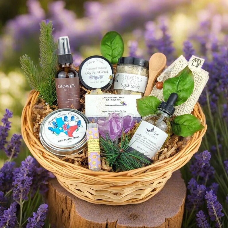 Give some love to Mom and Texas businesses at the same time.
'Hill Country Harmony' is a beautiful assortment of bath and relaxation-themed products, all made with Certified Texas Pride. 
#GoTexan
texasgiftbaskets.com/product/hill-c…