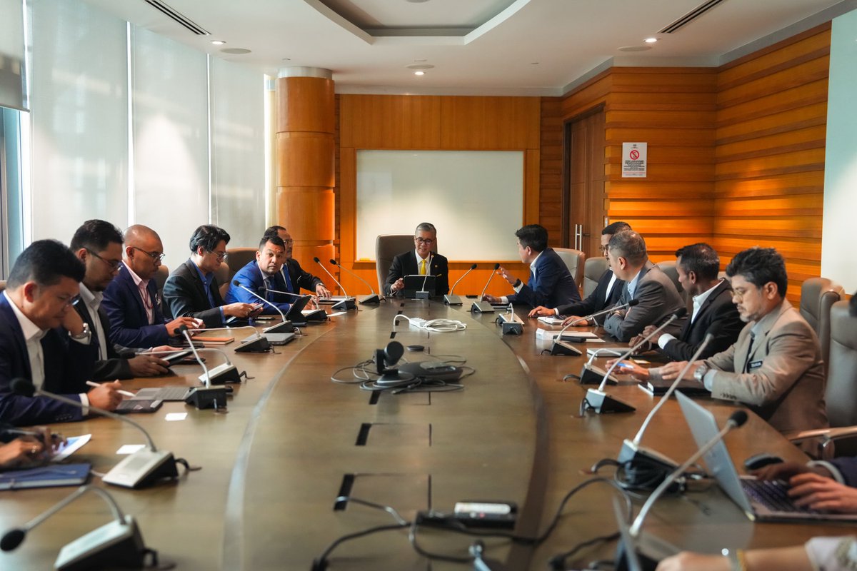 tzafrul_aziz's tweet photo. Apa akan jadi kepada bateri EV setelah ia digunakan?

Semalam, saya telah mengadakan pertemuan dengan Sime Darby selaku antara pemain utama industri automotif negara khususnya kenderaan elektrik bagi melihat potensi pengurusan bateri EV terpakai secara teratur dan selamat. 

Kerajaan Malaysia telah memperkenalkan program Licensed Authorised Automotive Treatment Facilities (AATF), dan syarikat Sime Darby disarankan untuk menyertai program tersebut supaya bateri EV yang telah digunakan dapat dikitar semula mengikut piawaian (Malaysia Standard – MS) yang telah dibangunkan.
 
#GreenTechMalaysia #SustainableMobility #EV #MITI #TZA