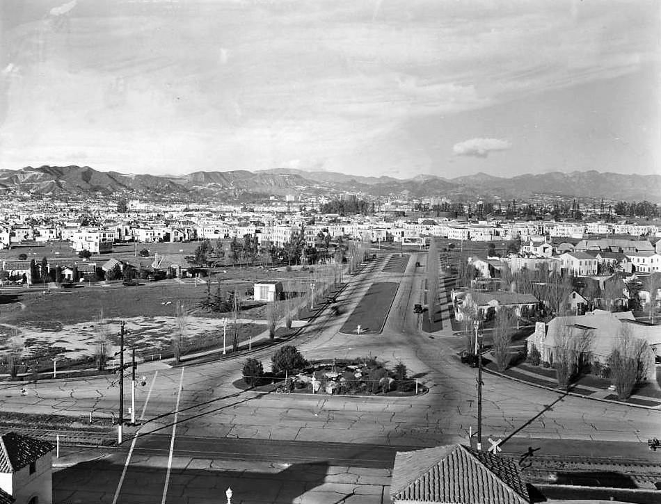 1930: McCarthy Vista (Carthay Circle area) looking north (towards Wilshire) from San Vicente Blvd. Area had hundreds of oil derricks (top of photo and not in photo going east towards modern day Park La Brea).