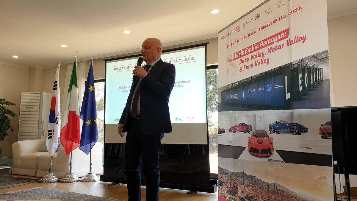 colla_vincenzo's tweet photo. È in corso la conferenza stampa della @RegioneER a Seoul. Presentiamo le nostre #motorvalley #foodvalley e #datavalley all'ambasciata d'Italia davanti a oltre 50 giornalisti coreani https://t.co/AwNhjyECOx