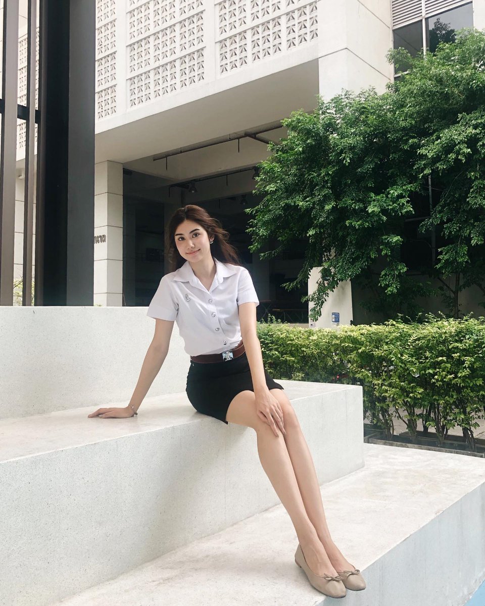 Web676's tweet image. "Sitting comfortably, crossing legs with poise, embracing relaxation with effortless elegance. 💫 #CrossedLegsChic #ComfortableGrace #EffortlessStyle"