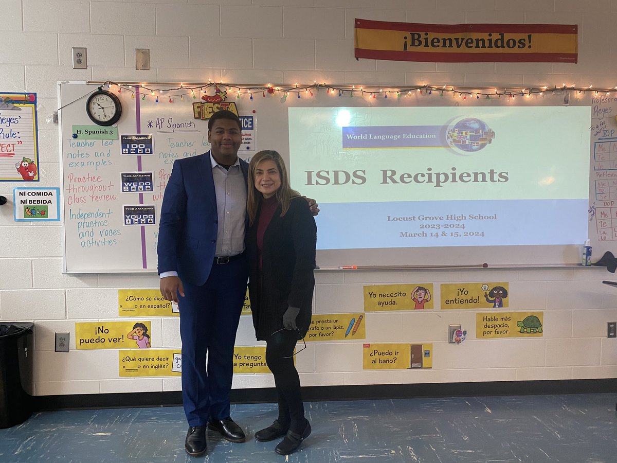 What’s the best way to close your Senior Year Capstone? With an International Skills Diploma Seal Presentation! @WorldLang_HCS “How Spanish Changed My Life” 🇩🇴✈️🇺🇸 🏅🎖️🏅