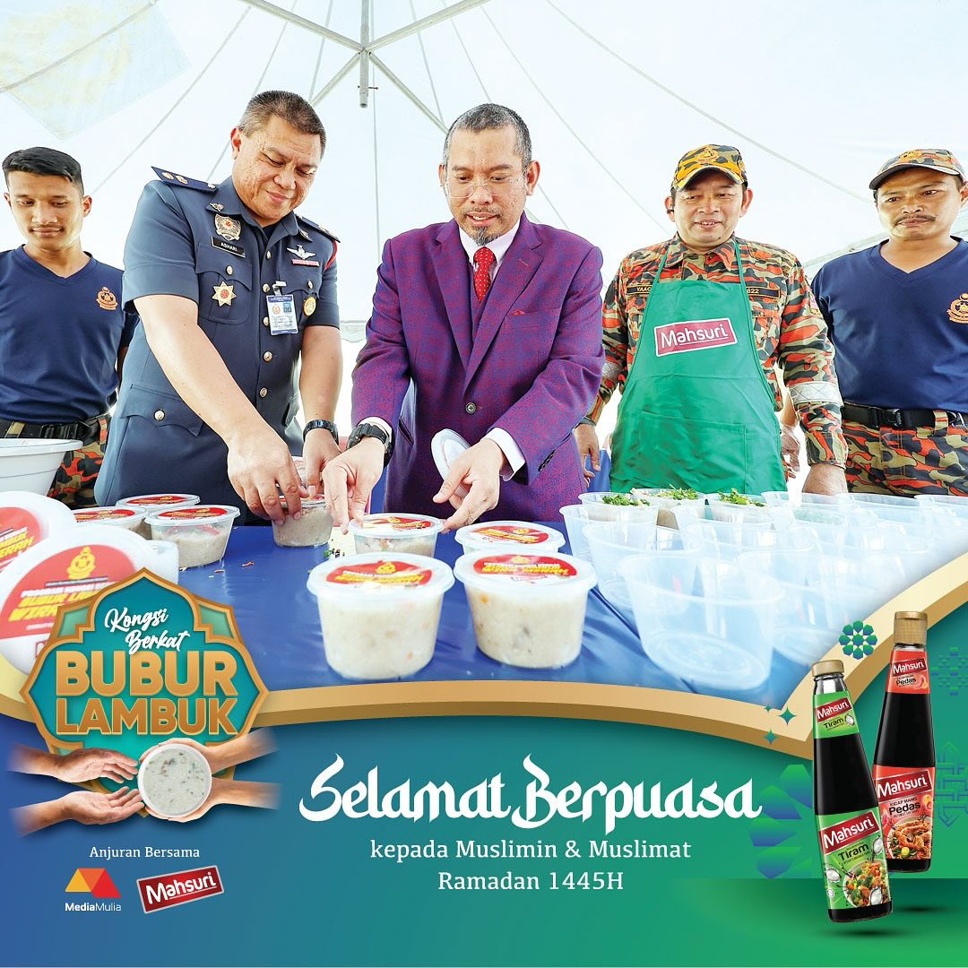 kosmo_online's tweet photo. Pengarah Bukan Eksekutif Mahsuri Dagang, Datuk Ahmad Tajuddin Idris (tengah) memasukkan bubur lambuk ke dalam bekas pada Program Kongsi Berkat Bubur Lambuk Wira Merah di Ibu Pejabat Jabatan Bomba dan Penyelamat Malaysia Putrajaya kelmarin. #mahsuri #mahsuridagang #buburlambuk https://t.co/HoUykHcU3P