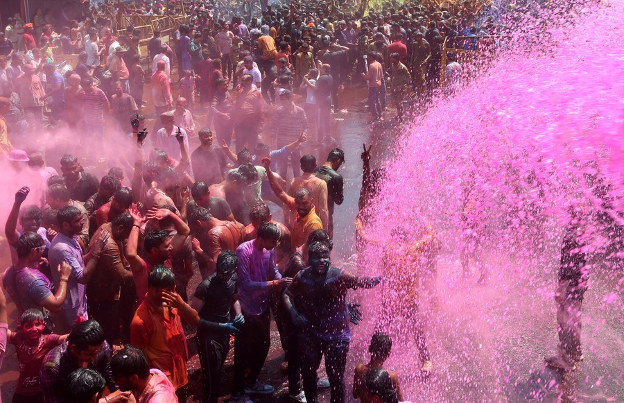India is engulfed in the joyous atmosphere of #Holi, the festival of colors, which marks the arrival of spring #AsiaAlbum xhtxs.cn/R6t