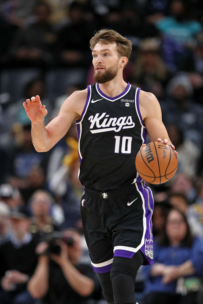 FCartoscelli3's tweet photo. Domantas Sabonis just passed Kevin Love for the longest double-double streak since the NBA-ABA merger (1976-77).

54 straight games for Sabonis, who also leads the NBA with a career-high 67 double-doubles and 24 triple-doubles this season. https://t.co/ma6bkQJx8Y