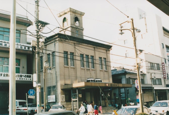 MishimaStreet's tweet photo. 今回は比較写真展示より、三島信用金庫旧本店です。現在の建物もこちらをオマージュして建てられており、塔の部分や建屋上部の縁取り、窓の形状などに面影があります。夜にはライトアップされた現在の建物とこちらの写真を比較してみて下さい。#三島 #古写真 #三島の街を写真で残そう https://t.co/fPICCllUKt