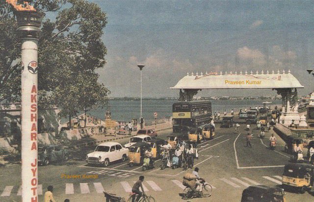 edo whatsapp group lo pampincharu.. old picture of bhagya nagaram.. lane markings👌🏻