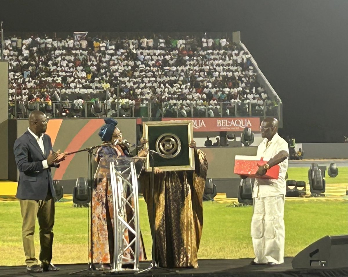 The night witnessed yet another historic moment where Mme. @fatma_samoura was awarded for her hard work, courage & commitment to sports development, esp. football governance as t/first woman @FIFAcom #SG. She expressed her delight & appreciation to #AU for such a recognition.