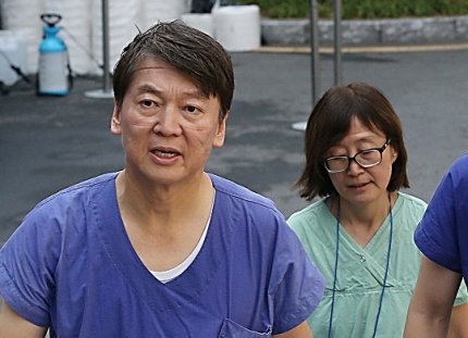 [단독]안철수, 오늘 비공개 의료계 면담…“정부, 2000명 고집 말길” 

안 의원은 "정부는 2000명이라는 숫자를 고집해선 안 된다"며 "2000명을 가르칠 교수 숫자 자체도 부족한 상태인데다 의대는 10년을 교수해야 애들을 제대로 가르칠 수 있다"고 강조
(출처 : 채널A) naver.me/GieSBSHI