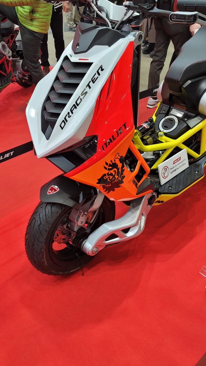 2rinkan_wako's tweet photo. モーターサイクルショーで気になったもの【その９ラスト】#Malossi カラーに塗られた #ITALJET #DRAGSTER ‼️ 元ドラッグスター所有者のワタクシ、目が❤️になってしまいました🤩
#カスタム担当者目線 https://t.co/lzot0BSlg6