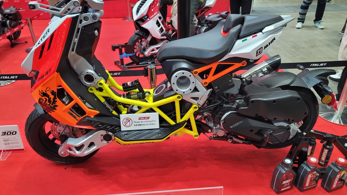 2rinkan_wako's tweet photo. モーターサイクルショーで気になったもの【その９ラスト】#Malossi カラーに塗られた #ITALJET #DRAGSTER ‼️ 元ドラッグスター所有者のワタクシ、目が❤️になってしまいました🤩
#カスタム担当者目線 https://t.co/lzot0BSlg6
