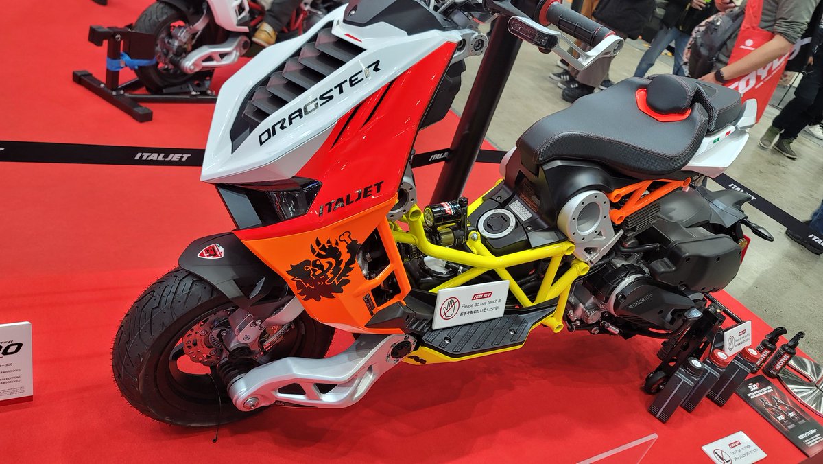 2rinkan_wako's tweet photo. モーターサイクルショーで気になったもの【その９ラスト】#Malossi カラーに塗られた #ITALJET #DRAGSTER ‼️ 元ドラッグスター所有者のワタクシ、目が❤️になってしまいました🤩
#カスタム担当者目線 https://t.co/lzot0BSlg6