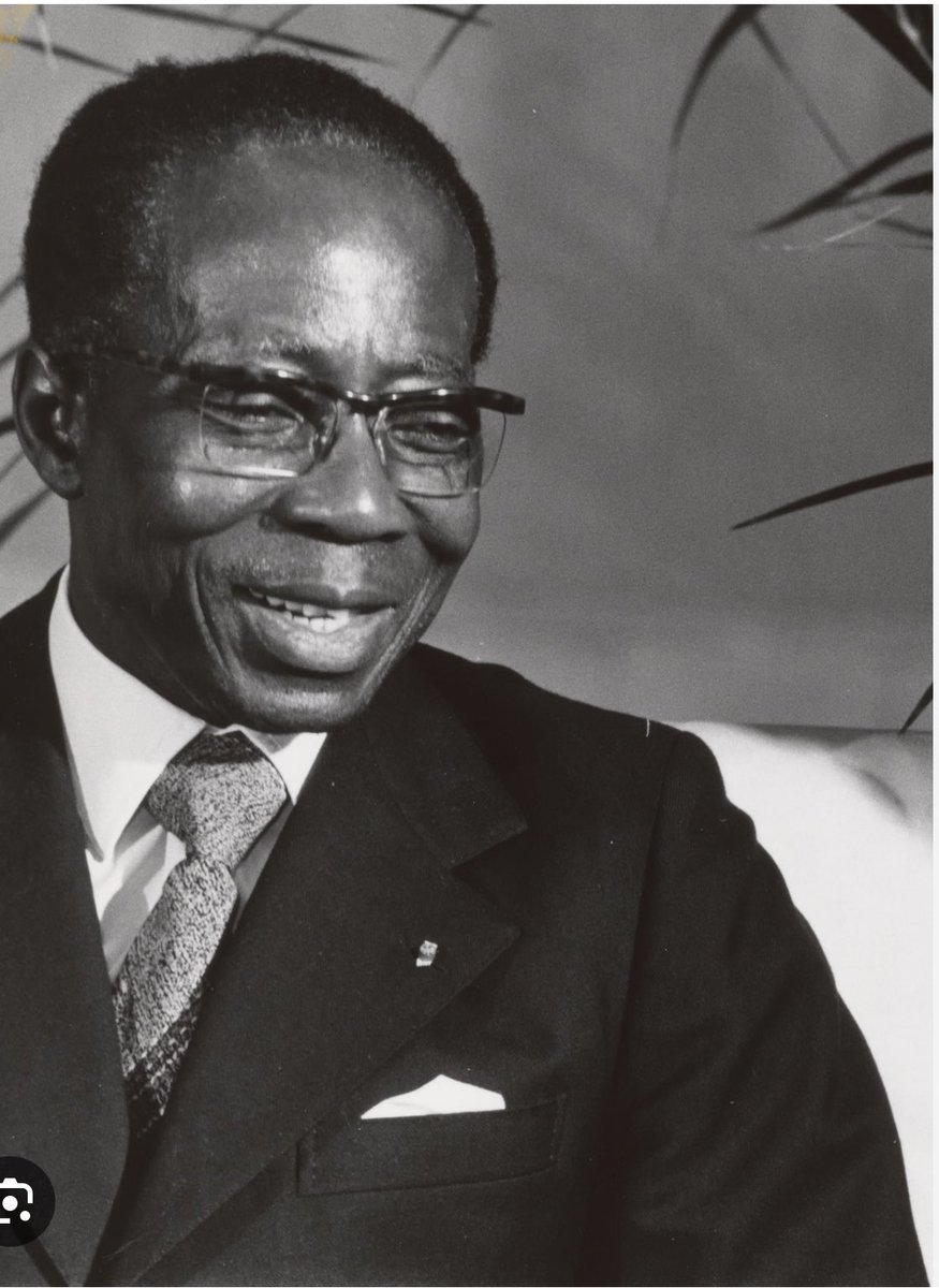 AkereMuna's tweet photo. Des moments extraordinaires au Sénégal alors qu'ils s’apprêtent à accueillir leur cinquième président, Bassirou Diomaye Faye ! Prenons un moment pour apprécier l'ancien président Abdou Diouf, un véritable leader visionnaire. Il a donné un excellent exemple en se retirant gracieusement en avril 2000 (après 19 ans), même si certains de ses "apparatchiks" insistaient pour dire que les choses pouvaient être "arrangées" après sa défaite aux élections. Ses actions ont ouvert la voie à une démocratie robuste au Sénégal.

Par contre , les choses n'ont pas été aussi faciles au Cameroun. Au cours des 63 dernières années, nous n'avons eu que 2 présidents, sans élections appropriées. Mais dans les années 90, les vents du changement ont soufflé sur l'Afrique et les Camerounais se sont levés avec détermination et conviction. Malheureusement, un manque de solidarité véritable parmi les partis d'opposition a conduit à la mise en place d'un système répressif, rendant pratiquement impossible la défaite du parti au pouvoir lors de chaque élection. Cependant, ne perdons pas espoir ! Que la clairvoyance d'Abdou Diouf qui a donné au processus démocratique du Sénégal l'élan que toute l'Afrique admire aujourd'hui inspire les Camerounais à s'inscrire, voter et retrouver leur souveraineté. Le changement est en marche !