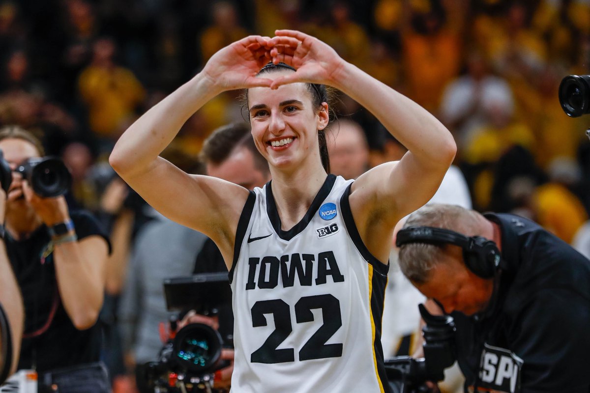 All love from Caitlin in her final game at Carver-Hawkeye Arena. 🥹🫶