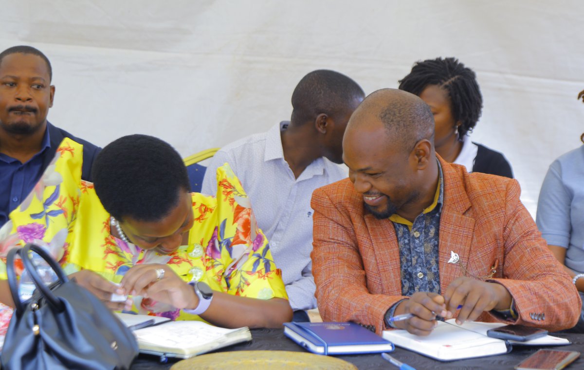 HonMutasingwa's tweet image. Regardless of political differences, we unite to serve our people. 
We come together, share a laugh, and focus on what unites us rather than what divides us.  With this, leaders can make a positive impact in any community. 💬🤝 
#UnityInService #CommunityFirst #PoliticalDiversity