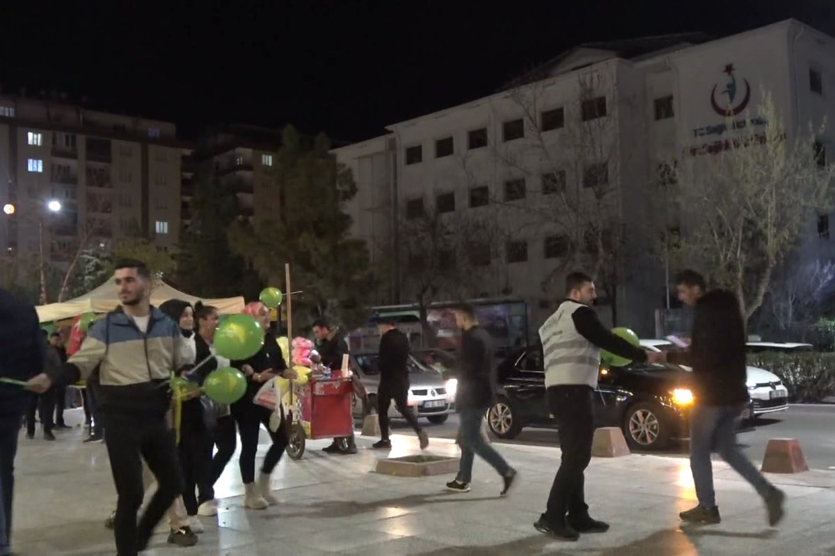 Gençlik kollarımız broşür dağıtımında bulundu. 
Seçime çok az kaldı.Sandıkta atacağımız sadece bir kağıt parçası olmayacak.Şehrimizin ve gençlerimizin kaderini belirleyen bir tercihte bulunacağız. 
Gençler! Şikayet ettiklerinizi ve denediklerinizi değiştirme zamanı geldi.
#Siirt