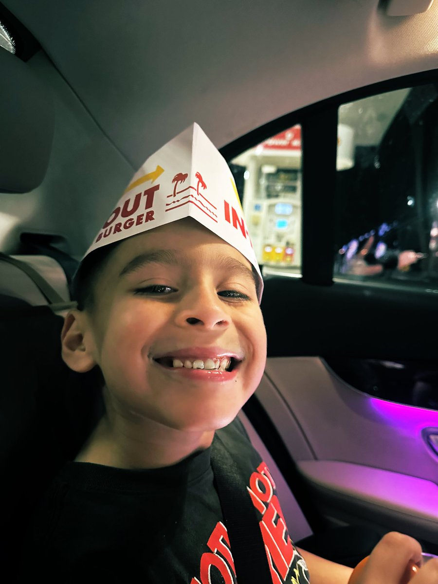 unixcubez's tweet image. Took Noah Balboa to In N Out burger he said it was a 7 out of 10 lol 😂