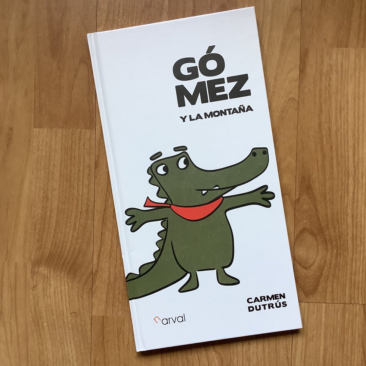 Nuevos libros que llegan a Cuatrogatos: “Gómez y la montaña”, escrito e ilustrado por Carmen Dutrús y publicado por Narval Editores. La historia de un cocodrilo que, aburrido de nadar Nilo arriba y Nilo abajo, decide irse a conocer la montaña. @narvaleditores @CDutrus