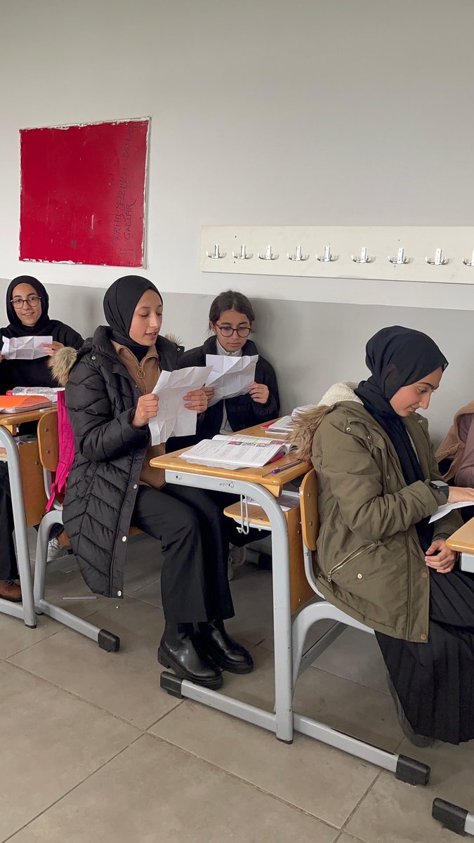 TEKYÜREK Projesi kapsamında Kardeş okulumuz Yozgat Ayşe Ilıcak Kız Anadolu İmam Hatip Lisesi öğrencilerinin kardeşlik mektubuları öğrencilerimiz tarafından büyük bir heyecanla karşılandı.⁦<a href="/meb_dinogretimi/">MEB Din Öğretimi Genel Müdürlüğü</a>⁩ ⁦<a href="/Diyarbakirmem/">Diyarbakır İl Millî Eğitim Müdürlüğü</a>⁩ ⁦<a href="/bismilmem/">Bismil İlçe Milli Eğitim Müdürlüğü</a>⁩ ⁦<a href="/Murat4Kucukali/">Murat Küçükali</a>⁩
