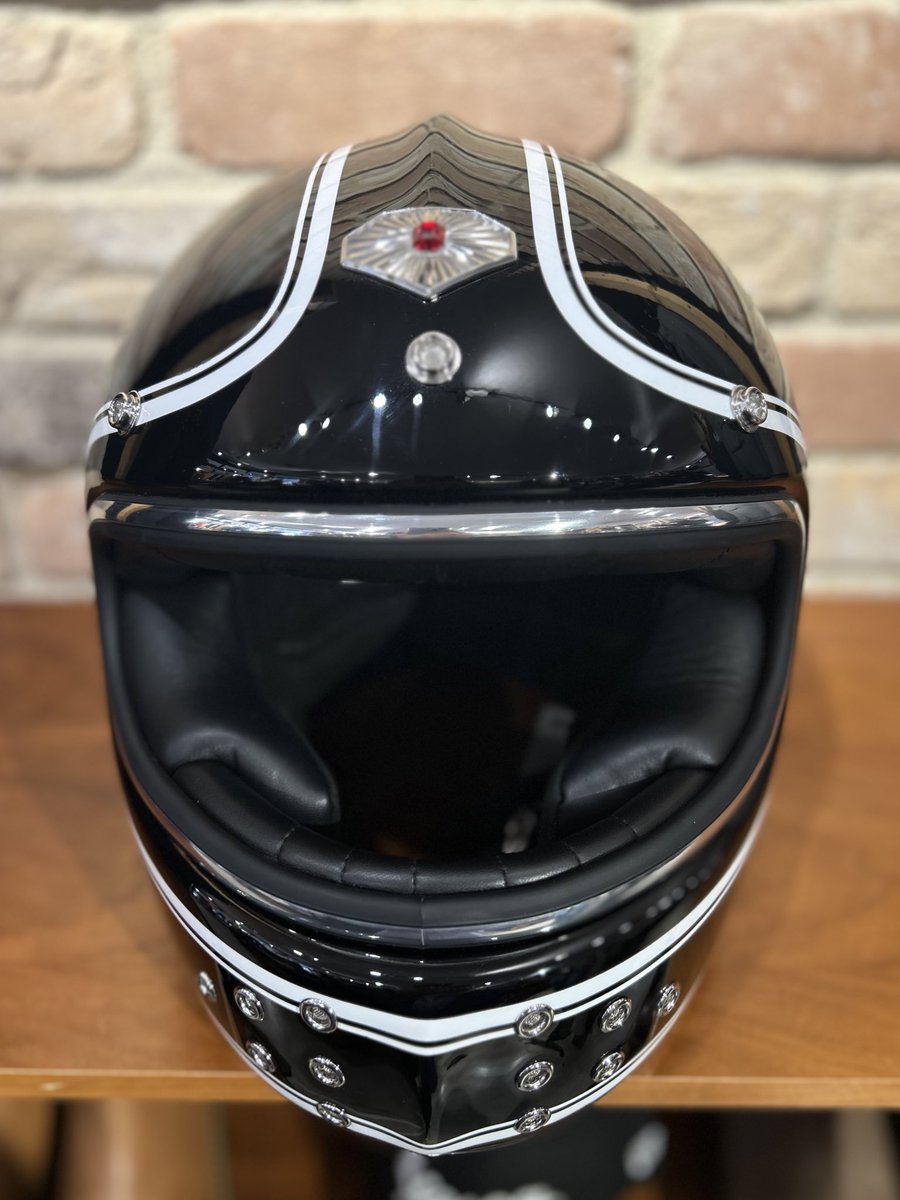 Motori_ginza's tweet photo. CASTEL ”Munchen”が銀座店に届きました。black × whiteの上品なデザインは、フルフェイスのみならずオープンフェイスやジェットタイプもおすすめです✨
#ruby #rubyhelmet #ヘルメット https://t.co/jVUWVvPKIU