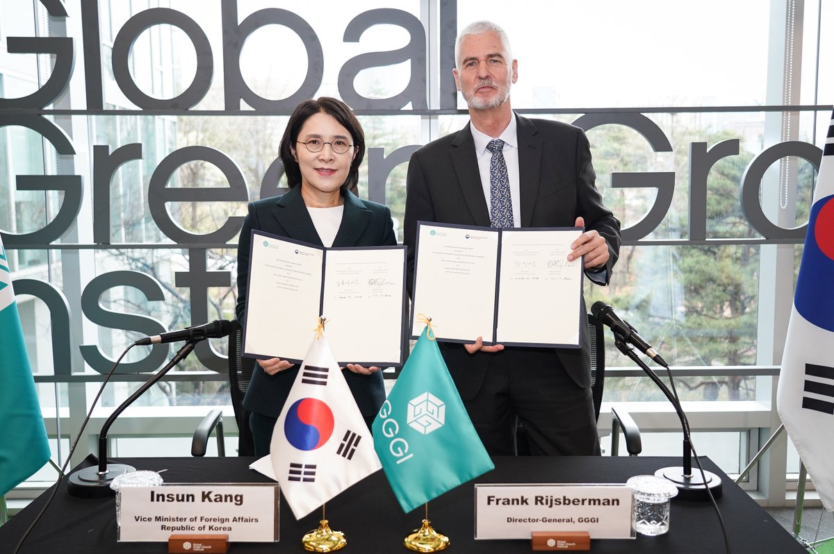 🌱 We're thrilled to announce the signing of an MOU with the Minister of Foreign Affairs of Republic of Korea, solidifying our partnership to accelerate #greengrowth. ✨Thank you ROK for the USD 13.5 million grant towards sustainable development! 🔗: bit.ly/3TzgVdG