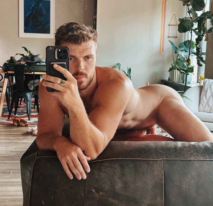 *gay sits on a couch* https://t.co/tBHKfe35s4