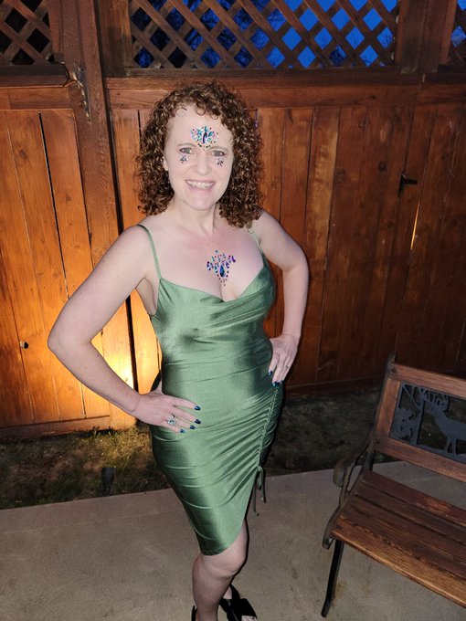 Saturday was Masquerade night.  It was great talking to wonderful people.  https://t.co/2sQH8zniaI  #masquerade<a href="/tag/sparkle"class="tags"><span>#sparkle</span></a><a href="/tag/party"class="tags"><span>#party</span></a><a href="/tag/redhead"class="tags"><span>#redhead</span></a><a href="/tag/milf"class="tags"><span>#milf</span></a><a href="/tag/greendress"class="tags"><span>#greendress</span></a><a href="/tag/masquerade"class="tags"><span>#masquerade</span></a>