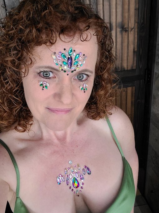 Saturday was Masquerade night.  It was great talking to wonderful people.  https://t.co/2sQH8zniaI  #masquerade<a href="/tag/sparkle"class="tags"><span>#sparkle</span></a><a href="/tag/party"class="tags"><span>#party</span></a><a href="/tag/redhead"class="tags"><span>#redhead</span></a><a href="/tag/milf"class="tags"><span>#milf</span></a><a href="/tag/greendress"class="tags"><span>#greendress</span></a><a href="/tag/masquerade"class="tags"><span>#masquerade</span></a>
