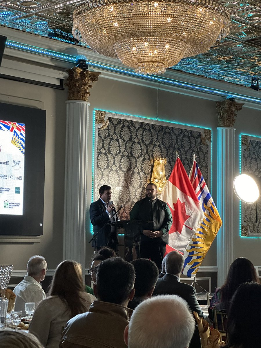 In a time of growing division, thank you Foundation for a Path Forward, @Strong_Cities, and @southvanNH for organizing 'Breaking Bread, Building Bonds' and for building bridges, building community and building a stronger British Columbia. @VSB39 #breakingbread #buildingbonds 🥖