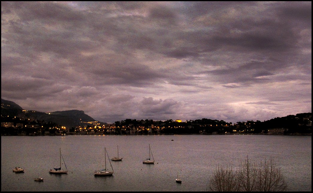 De ma terrasse :                                             
Ce mardi, le lever du Roi se fera derrière un écran de pluie !... sur ma baie de Villefranche-sur-mer...        
©2024 Alain HANEL.                                              #photography #Villefranchesurmer