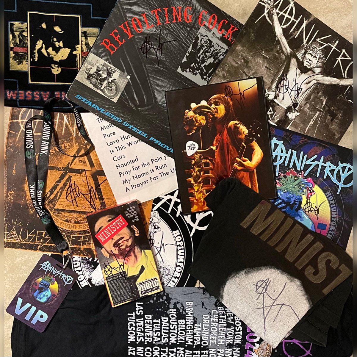 bea_evil's tweet photo. ⭐️ MINISTRY VIP PART 1:
Uncle Al kindly signed 8 things for me in total after the show 💜

@weareministry @harrahscherokee #MinistryBand #AlJourgensen #AlJourgensenForPresident #industrialmusic #industrialmetal #rivethead

🔥 Full pics on Insta 🔥
https://t.co/WsDcaSvPJ5 https://t.co/hKgIBoYACi