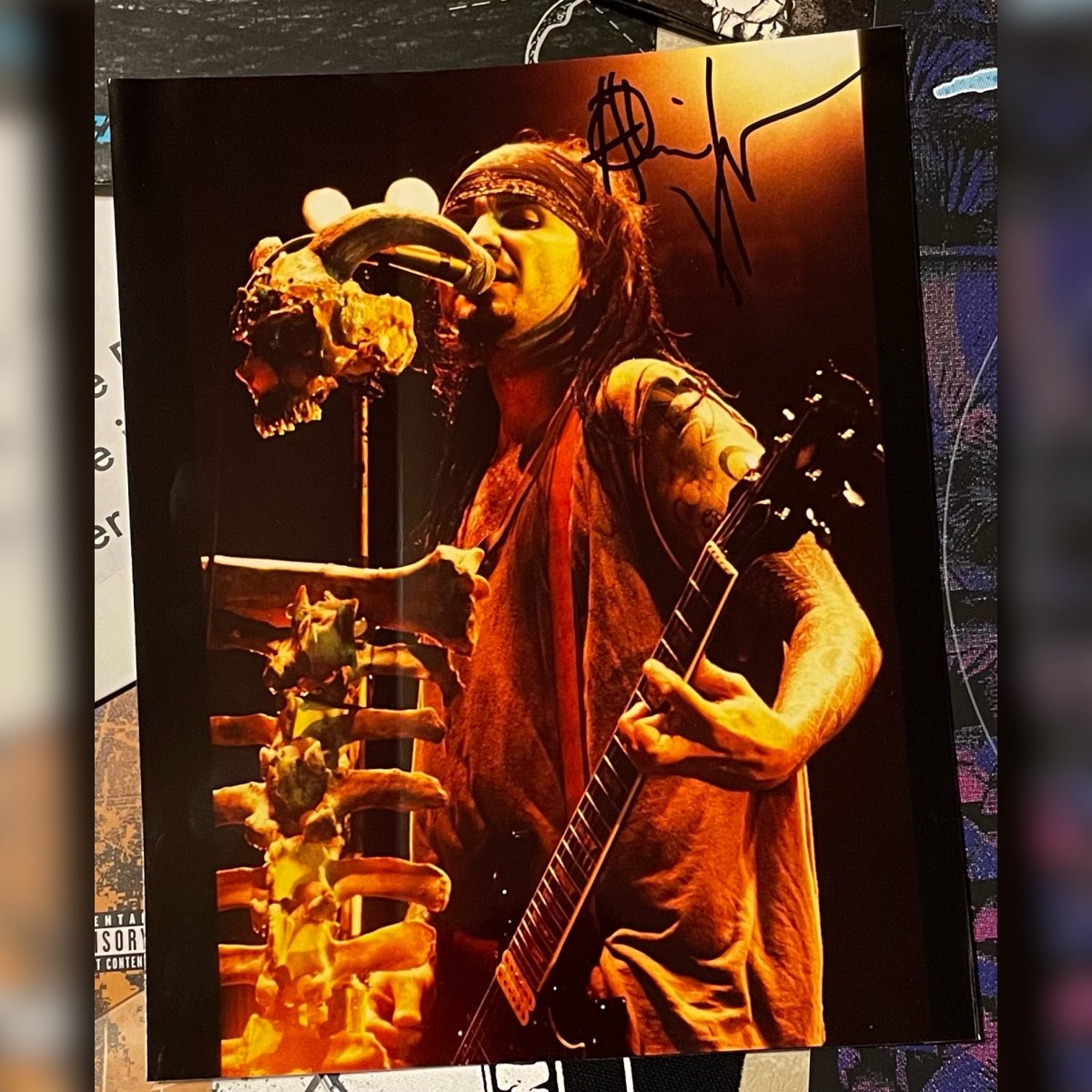 bea_evil's tweet photo. ⭐️ MINISTRY VIP PART 1:
Uncle Al kindly signed 8 things for me in total after the show 💜

@weareministry @harrahscherokee #MinistryBand #AlJourgensen #AlJourgensenForPresident #industrialmusic #industrialmetal #rivethead

🔥 Full pics on Insta 🔥
https://t.co/WsDcaSvPJ5 https://t.co/hKgIBoYACi