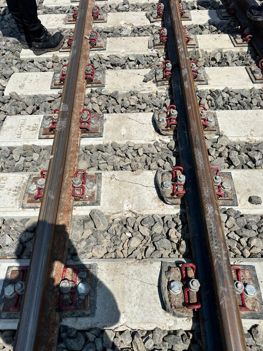 HistoriaNuevaMX's tweet photo. 👉Durmientes cuarteados y otros daños.

Fotos confirmadas por personal conocido en la obra del @TrenMayaMX  que solicita anonimato.

El seudo proyecto DEBE de ser AUDITADO de inmediato, tanto en la obra civil, mecánica de suelos, estudios de fectibilidad Y FINANZAS.

El tren MAYA NO DEBERÍA DE CIRCULAR por seguridad.

Vean los durmientes cuarteados!!!!!!
