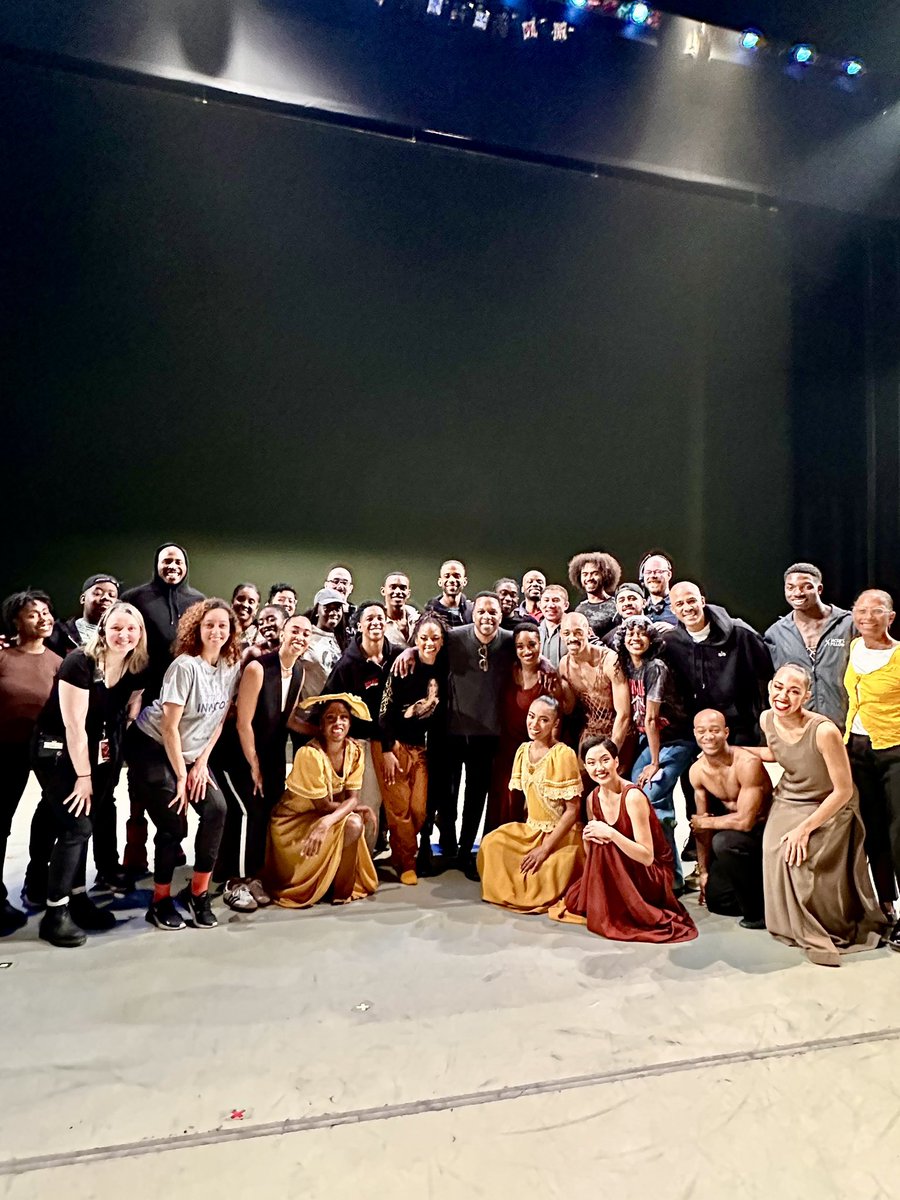 Los Angeles you were NONSTOP! 👏✨ 7 unforgettable performances at #musiccenterla and we were fortunate to have THE @leslieodomjr join us and hang with the Company backstage! #alvinailey #aileyontour #ustour #losangeles #aileyinLA #backstage