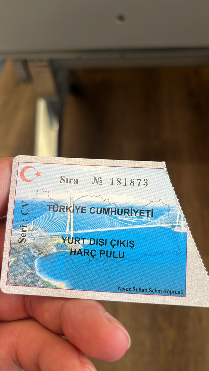 Şu iş (yurt dışı çıkış pulu) dünyanın başka herhangi bir ülkesinde var mı gerçekten merak ediyorum. Bi de düdüklemenin anısı kalsın diye kart şeklinde yapmışlar. Gene iyi bu enflasyona rağmen 2019/20de 50 tl iken, hepi topu 150 tl olmuş. 400/500 bayılırım diye düşünmüştüm.