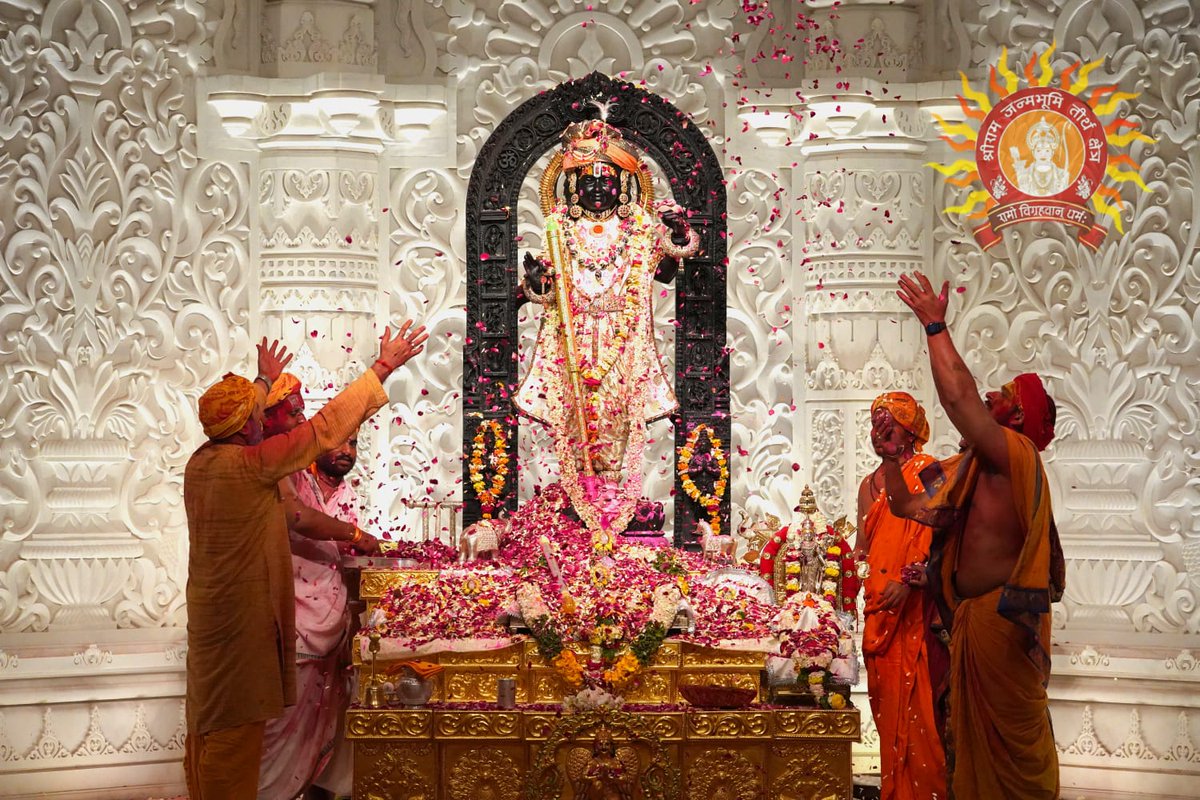 ShriRamTeerth's tweet photo. रंगोत्सव के अवसर पर, भगवान श्री रामलला सरकार भक्तों के संग होली खेलते हुए। 

प्रभु आज एक पिचकारी भी धारण किए हुए हैं।

On Rangotsav today, Bhagwan Shri Ramlalla Sarkar is playing Holi with his devotees. 

Prabhu is also holding a pichkari today. https://t.co/muhlB0EevC