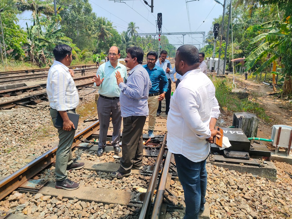 drm_tvc's tweet photo. Facilitating right directions to destinations! DRM/TVC Shri Manish Thaplyal  inspected and reviewed newly commissioned point mechanism at #Ochira yard. #Inspection #TVCSRUpdates #SouthernRailway #PointMechanism https://t.co/Jts8duRfUG
