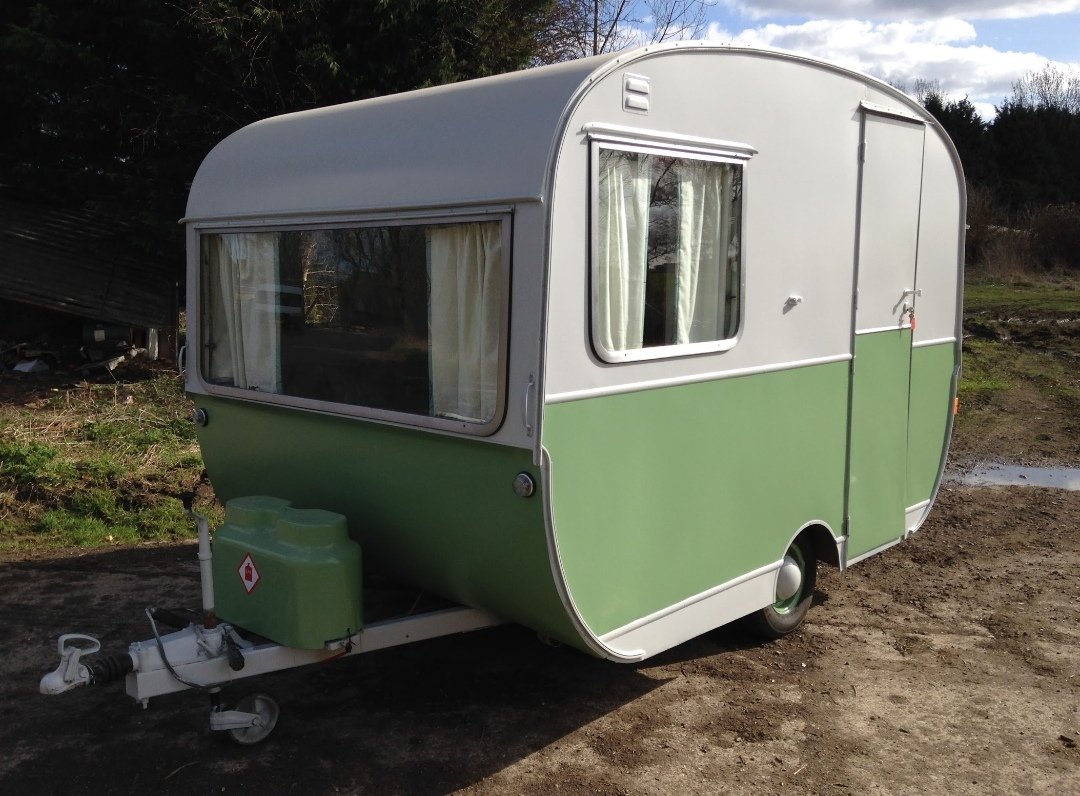 TheEnglishCarav's tweet photo. On This Day 2016....
A lovely memory of Donald waiting to go home in the sunshine. Donald is a rare 1950's 'Cygnet' Caravan, the only one we have had the pleasure of restoring.
#vintagecaravan #oldcaravan #classiccaravan https://t.co/4ukj2zrRtp