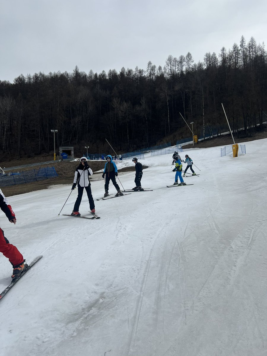 All learners had an enjoyable first time skiing and did really well in the challenging conditions at the bottom of the mountain. We move up the mountain on day 2🎿