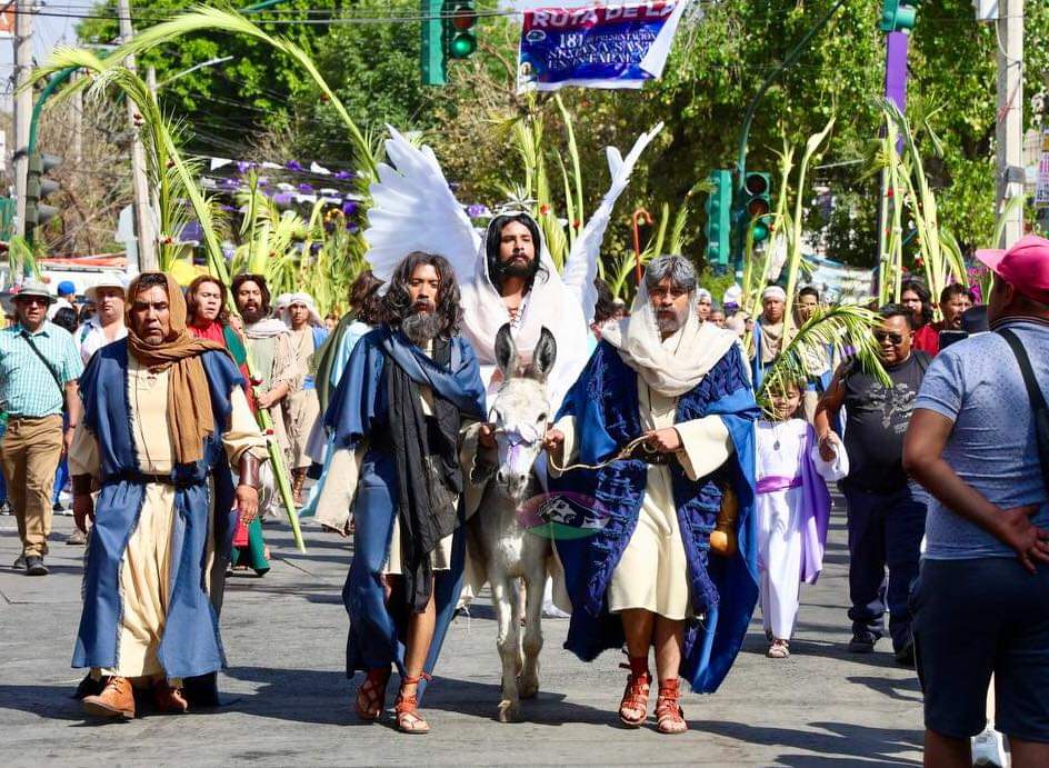 Domingo de Ramos | Recorrido 
Aquí te compartimos algunas imágenes de cómo se vivió el recorrido por los 8 barrios del #DomingoDeRamos durante la #181Representación 🌱🌿🌾