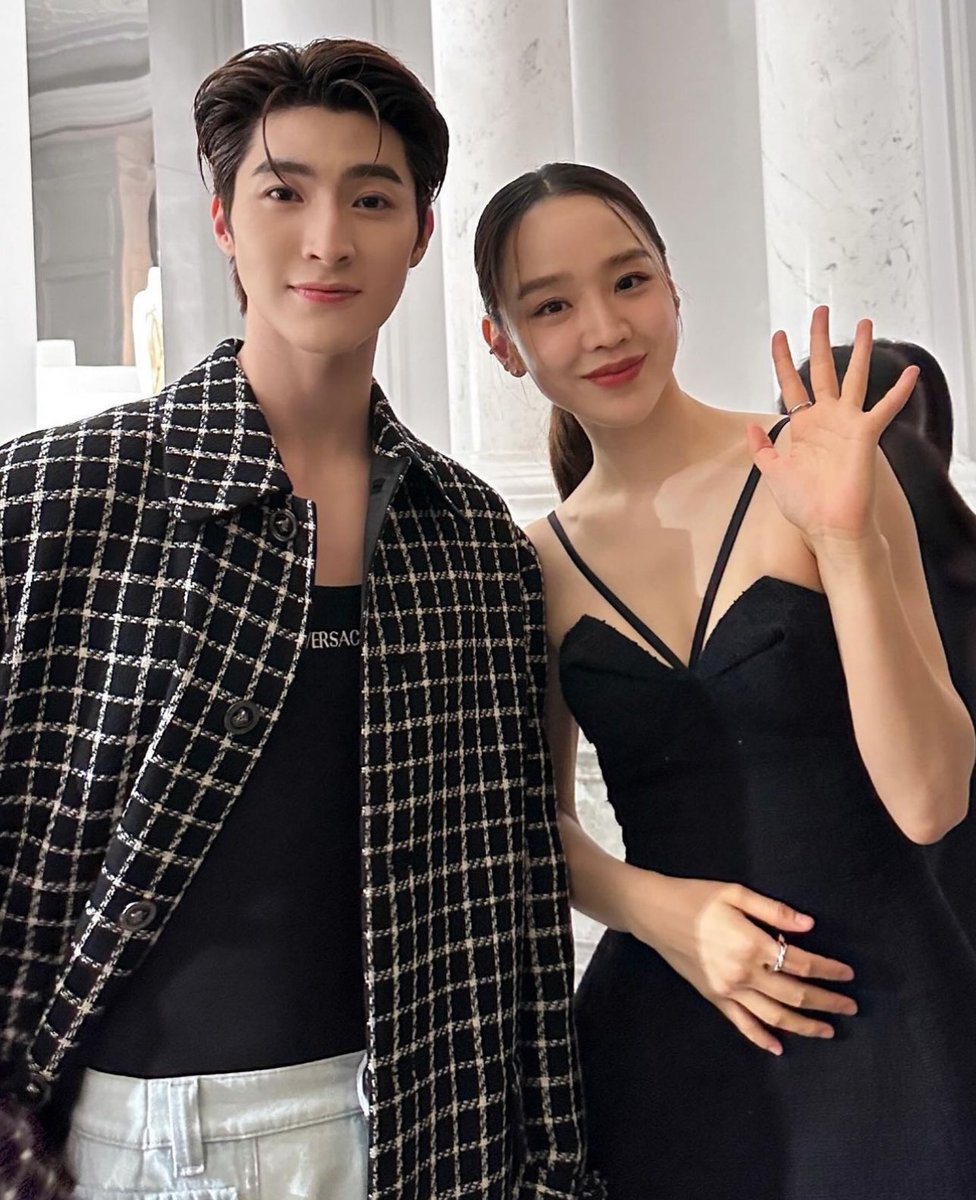 #BluePongtiwat insta post update with #ShinHyeSun at Palazzo Versace Macau grand opening 🖤✨ 📸: blue_pongtiwat