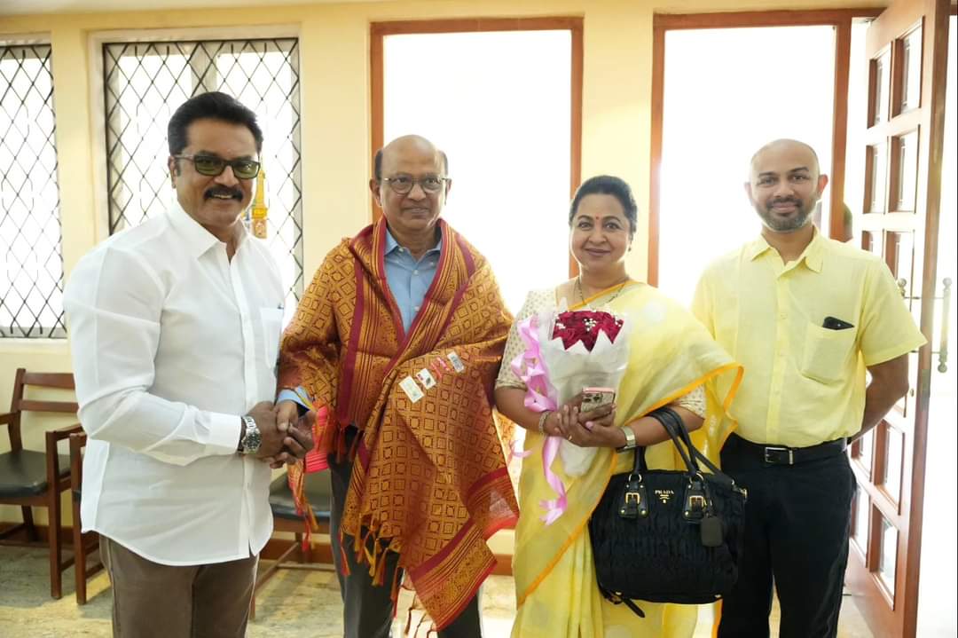 Arunkumar7703's tweet photo. @realradikaa இன்று #ராதிகா_சரத்குமார் அவர்கள் சிவகாசி பயனீர் குரூப்ஸ் குழுமத்தின் உரிமையாளர் மகேஸ்வரன் அண்ணாச்சி அவர்களை மரியாதை நிமித்தமாக சந்தித்த பொழுது...
Radikaasarathkumar.. 
Sarathkumar... @realradikaa @realsarathkumar https://t.co/Jxh23Yg0aF
