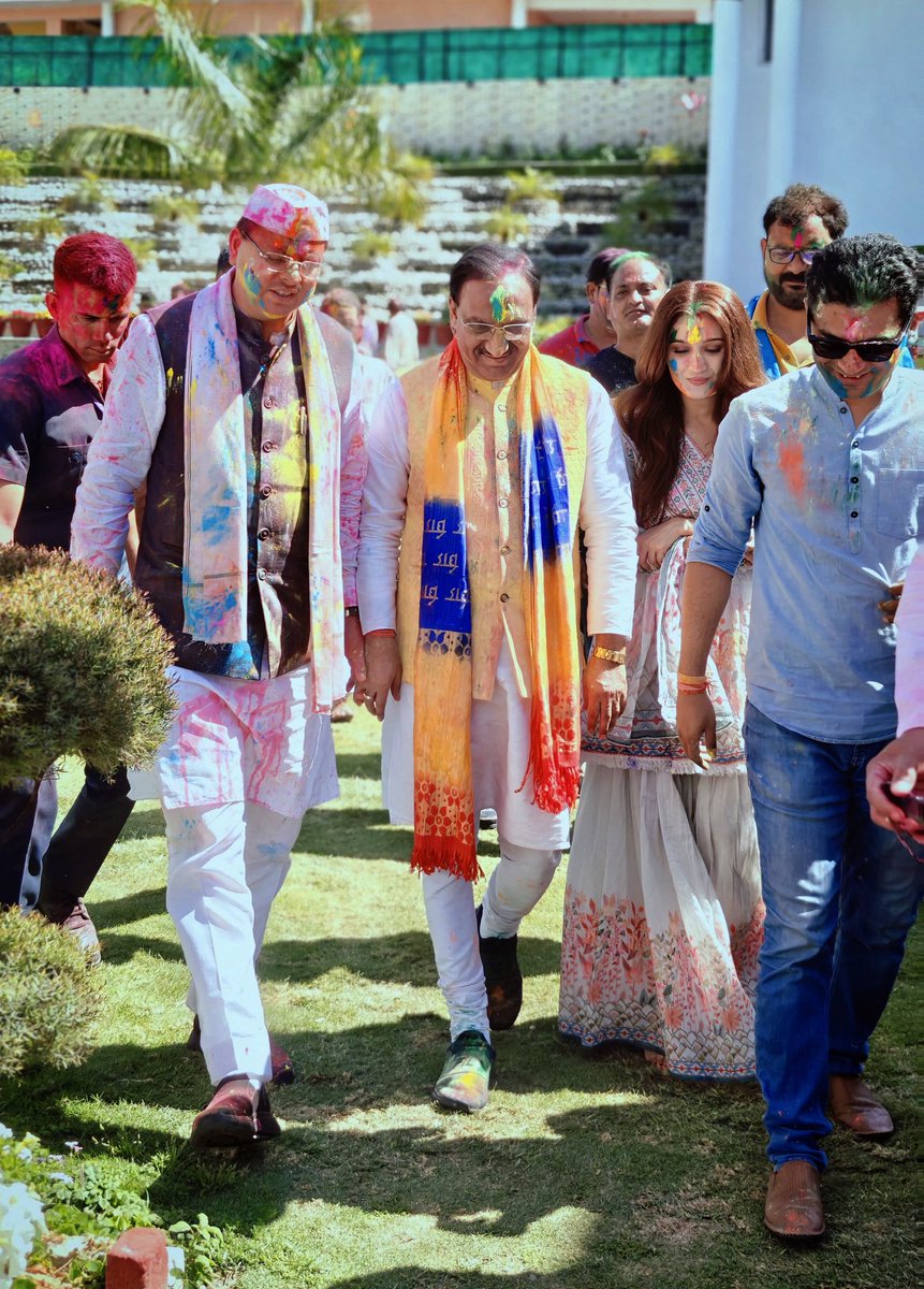 Today CM Uttarakhand ,Shri Pushkar Singh Dhami bhaiya @pushkardhami spent some quality time with whole family.. Happy holi to everyone once again..🎉🎊🎉 #holi #holi2024 #holiday #family #familytime
