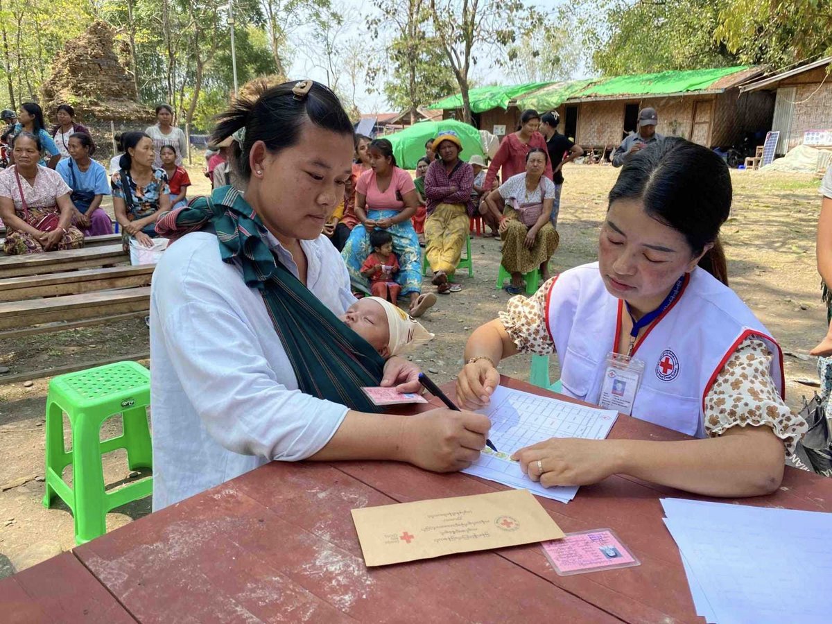 #MRCS continues to extend aid to those impacted by crises. In #Waingmaw Township, #Kachin State, we provided cash assistance to displaced families, supported by #RødeKors. On March 25th, over 69 million kyats in assistance were distributed among 277 families. #MRCS #AidEfforts