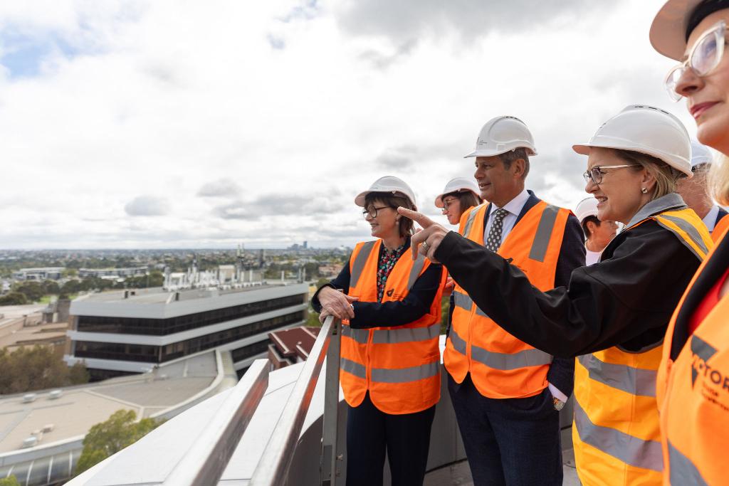 With the new $1.5b Footscray Hospital set to open next year, we're celebrating another construction milestone. A footbridge connecting VU to the hospital has been installed symbolising our connection with @western_health. Find out more: bit.ly/3TwEQu8 @AdamShoemakerVC