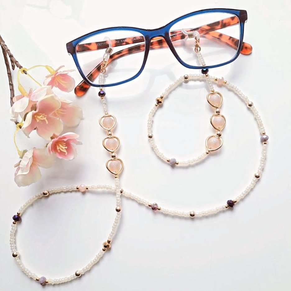 Gorgeous beaded glasses chain. This luxury style chain would be a great accessory for any wedding guest.
#elevenseshour #weddingaccessories #giftideas #beadedglasseschain #luxuryglasseschain #etsyfavorites