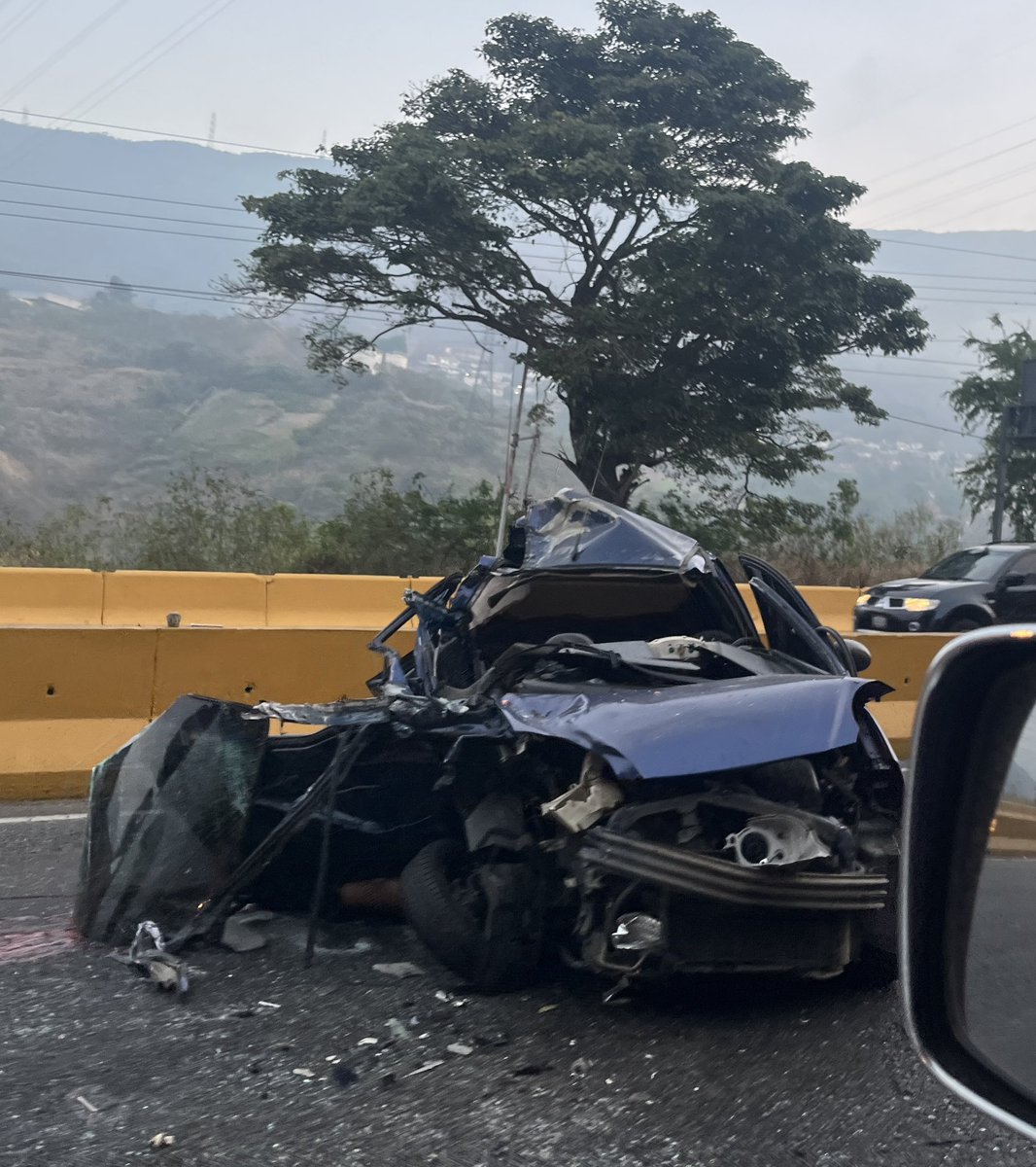 DanielMesuca's tweet image. Accidente subiendo Caracas La Guaira a esta hora 6:39am. Mucha cola… @LuisSucesosLuis @FMCENTER  @RCamachoVzla 
#26Mar