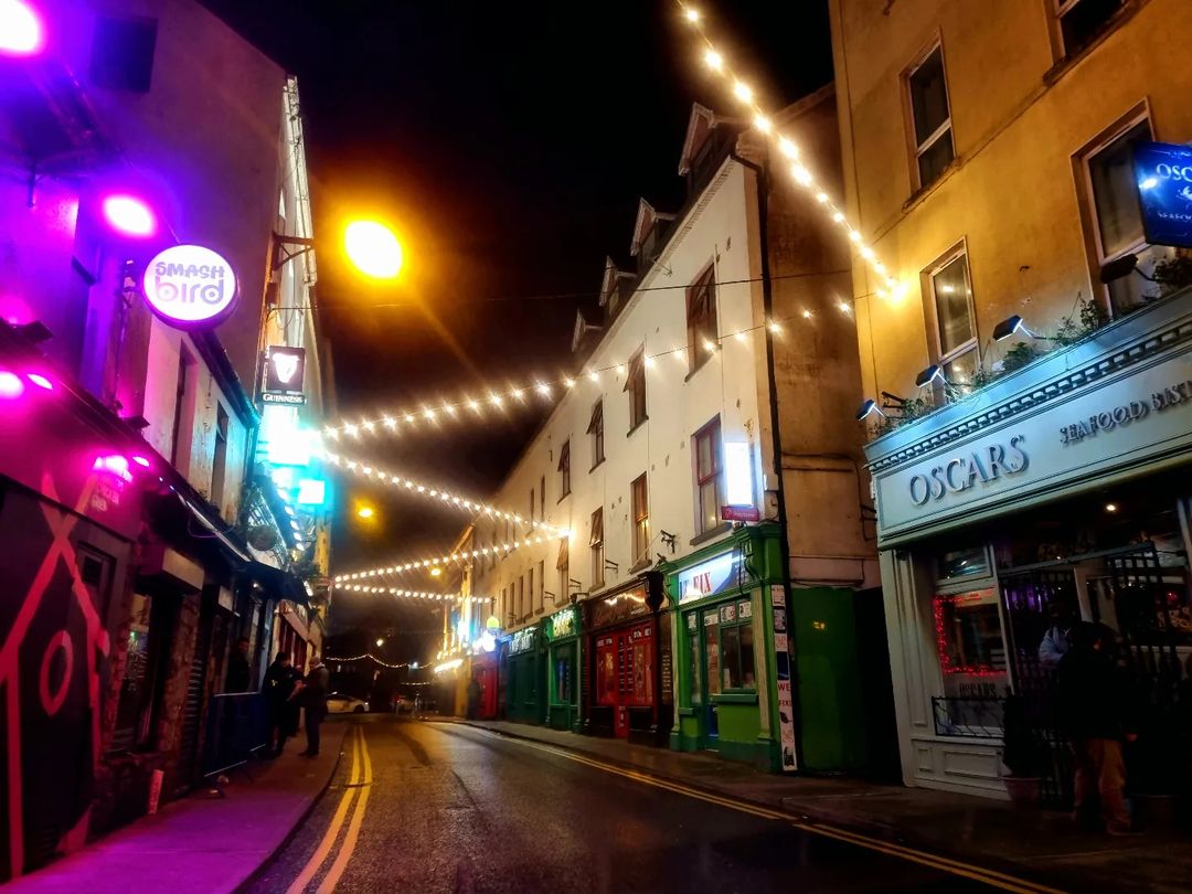 The Glow of Galway's Westend at Night, it's a must when you're in Galway 😍 We love the vibe of this photo by @HardimansGalway - thanks for tagging us and using our hashtag #GalwaysWestend
