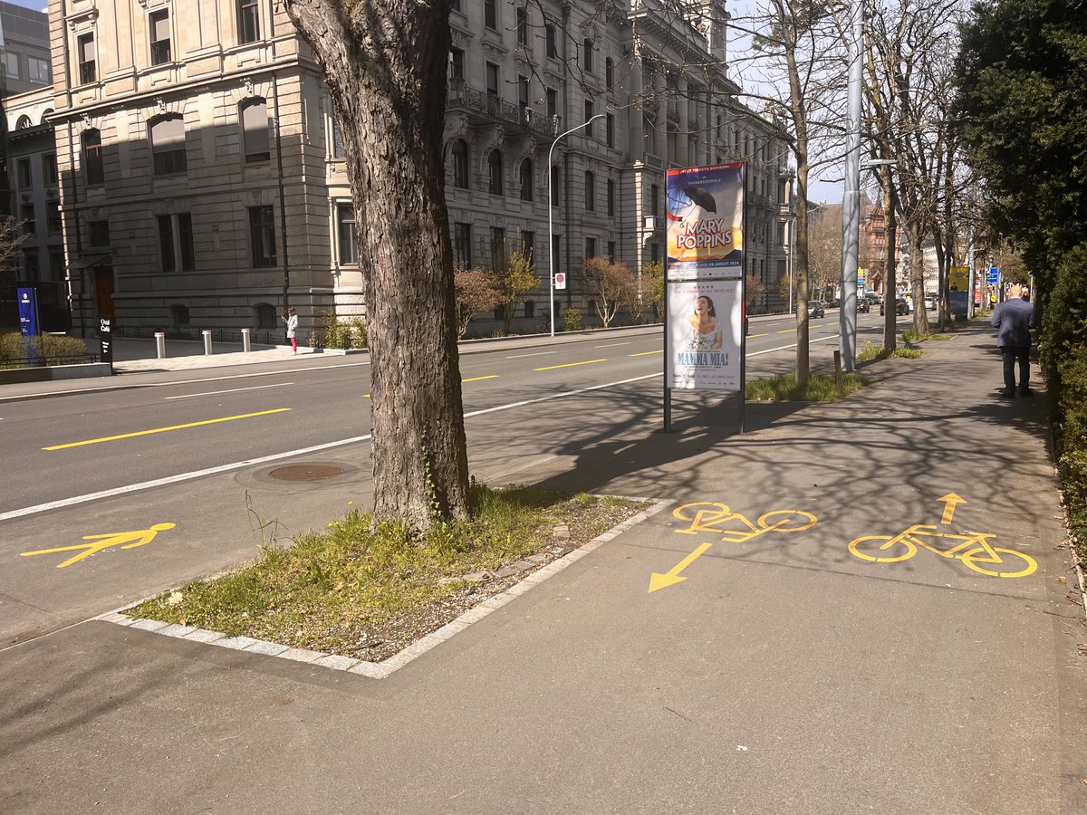NinaFehrDuesel's tweet photo. General-Guisan-Quai: die Fussgänger gleich bei der Strasse, die Velos breiter und näher am See. Da hat die Stadt Zürich wenig überlegt und fast niemand hält sich daran… https://t.co/FIIOerRgE7